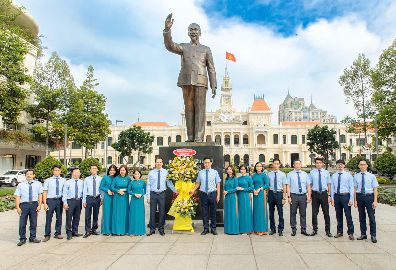 Ban thường vụ Đảng ủy và CBCNV PVMR chụp hình lưu niệm trước Công viên Tượng đài Chủ tịch Hồ Chí Minh